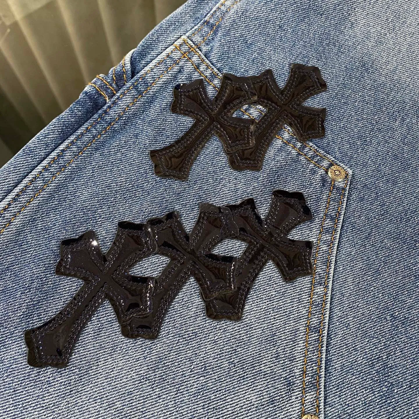 P270 CH Chromehearts limited edition work jeans denim logging pants, cabinet price 34W level, patchwork cross pattern embellishment, washed jeans! ! An absolutely high-end luxury product, a 1.9W-level god-level single product, a super popular product, made by top heavy industry, a magic weapon that cannot be missed! [About Zangyin] This is an extremely luxurious fashion brand that can also be called the aristocracy of the high street. It has always been an exclusive brand for some hipsters or rich second generations. Compared with ordinary high streets, it is more luxurious and noble. Compared with luxury brands, it is more fashionable and individual. It has always been a brand that I have a special liking for. [Top heavy industry fashion design] Consistently high-street luxury style. Speaking of this style, the Zangyin family and GU family are definitely the leading representative brands. Especially the Zangyin family has really achieved a state-of-the-art effect in creating high-street style. The unique washed material is used to create this style. The color system is already quite eye-catching. After it is decorated with patchwork cross flowers, it cleverly highlights the charm of the brand. Secondly, this style uses classic The high-waist cutting design highlights the long legs and fashionable temperament of the upper body. The brand is highly recognizable and the slim fit configuration is more suitable for daily wear. It is a product that interprets personality, fashion, and specifications at a glance. This single product is enough to make any fan excited. It can be a white T-shirt for a youthful college style, or a tight suspender for a royal style. It has strong matching ability and can be easily controlled by men.  [Materials and craftsmanship] Needless to say, this point goes without saying. As an excellent craftsman brand, Zangyin’s requirements for details and craftsmanship are really perfect. The washed color of this model has gone through so many processes, not to mention the embellishment of denim appliques. It is also purely hand-made and sewn. Just like what they believe in, only hand-made things have soul and have the meaning of wear. A top-notch heavy-duty fashionable denim item, I look forward to your perfect interpretation! !  Color: blue Size: 28-34